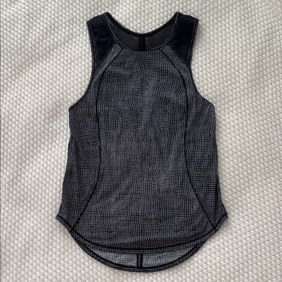 Lululemon Athletica Black and White Pattern Top - Picture 2 of 3